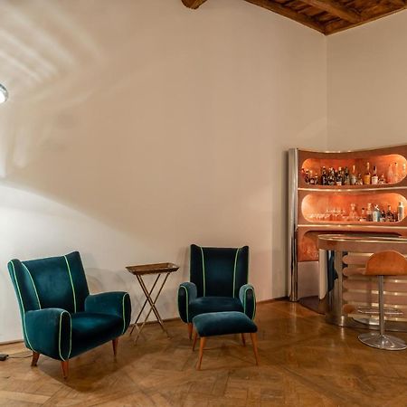 Chic And Style In Historical Via Giulia Apartment Рим Екстериор снимка