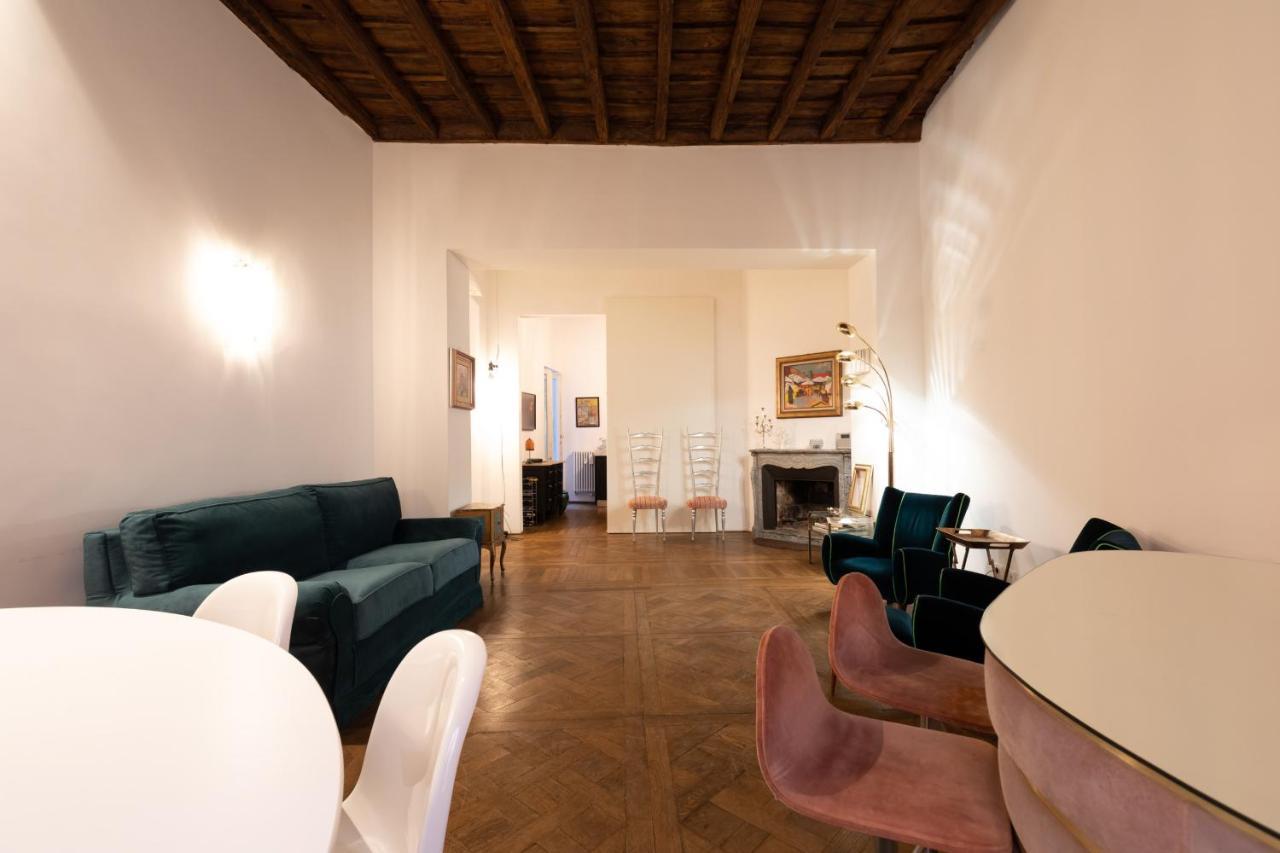 Chic And Style In Historical Via Giulia Apartment Рим Екстериор снимка
