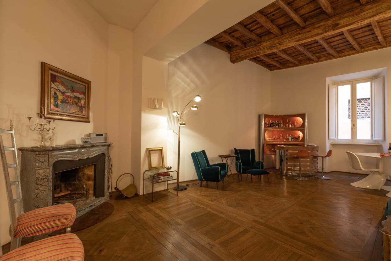 Chic And Style In Historical Via Giulia Apartment Рим Екстериор снимка