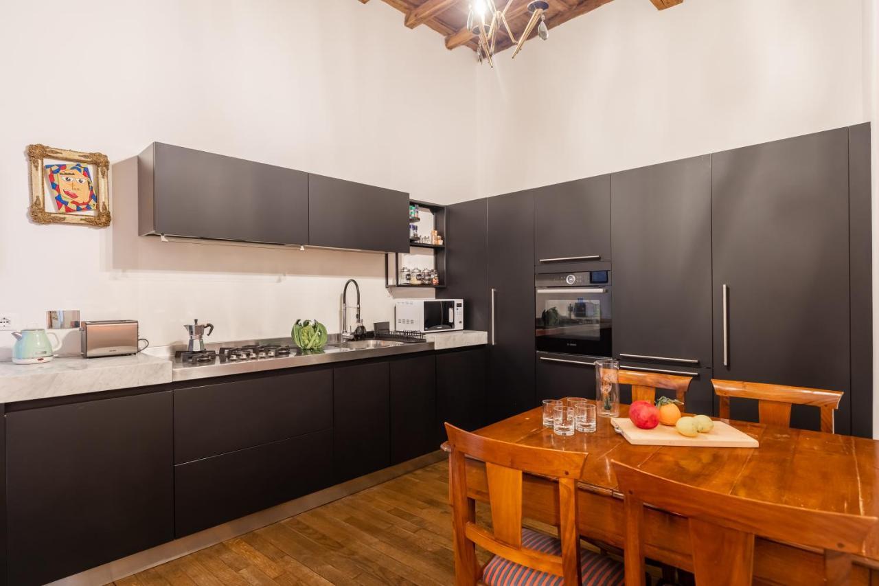 Chic And Style In Historical Via Giulia Apartment Рим Екстериор снимка