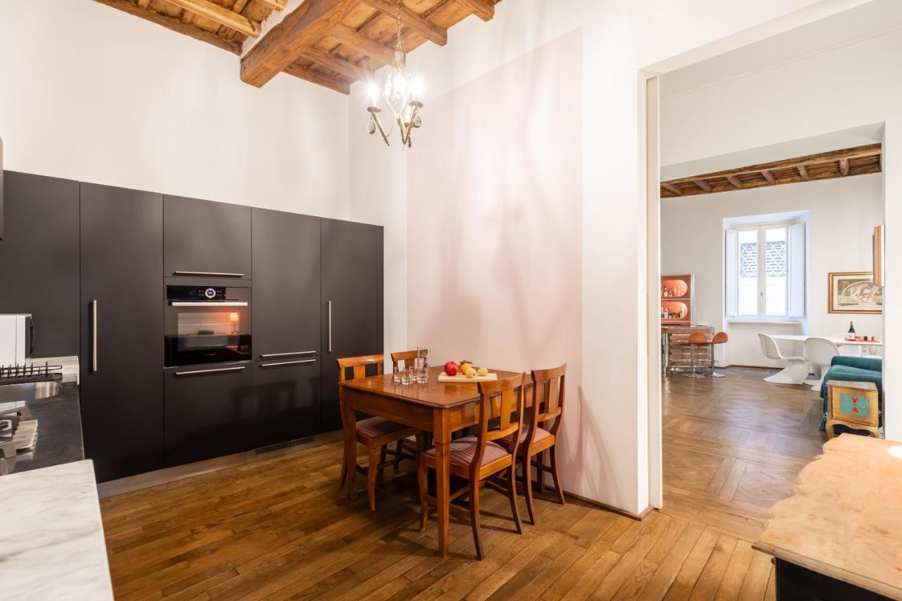 Chic And Style In Historical Via Giulia Apartment Рим Екстериор снимка