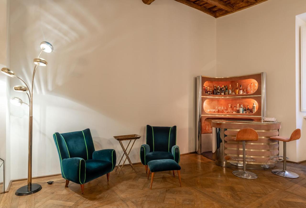 Chic And Style In Historical Via Giulia Apartment Рим Екстериор снимка