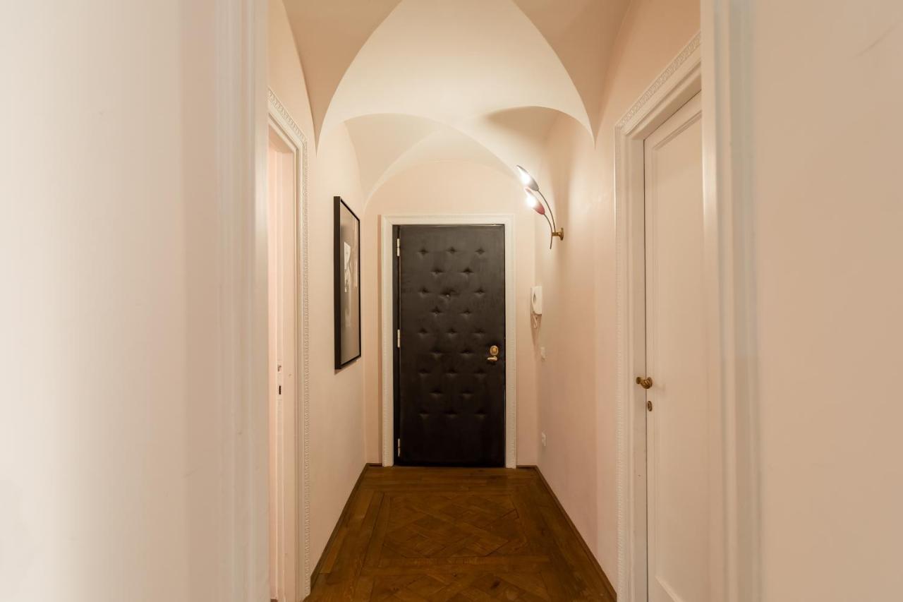 Chic And Style In Historical Via Giulia Apartment Рим Екстериор снимка