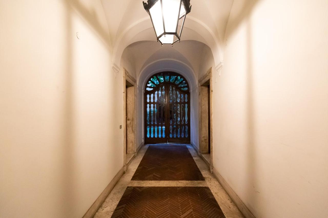 Chic And Style In Historical Via Giulia Apartment Рим Екстериор снимка
