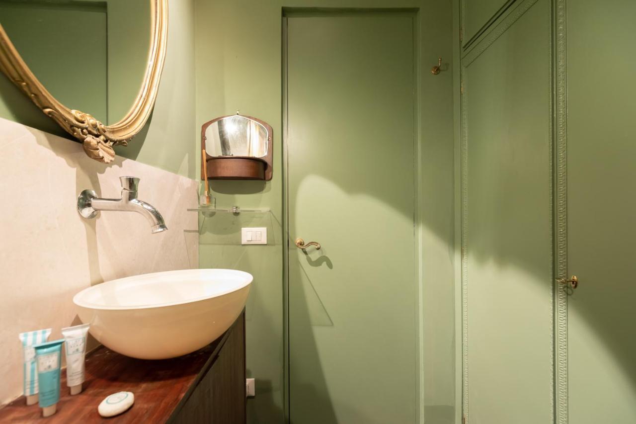 Chic And Style In Historical Via Giulia Apartment Рим Екстериор снимка