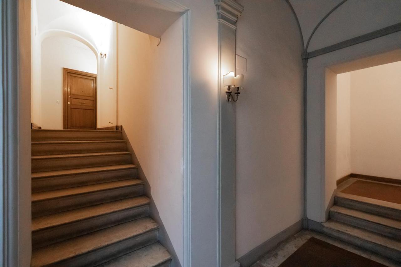 Chic And Style In Historical Via Giulia Apartment Рим Екстериор снимка